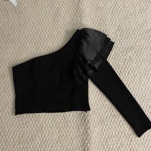 One shoulder top. Leather ruffles. Zipper on the side.